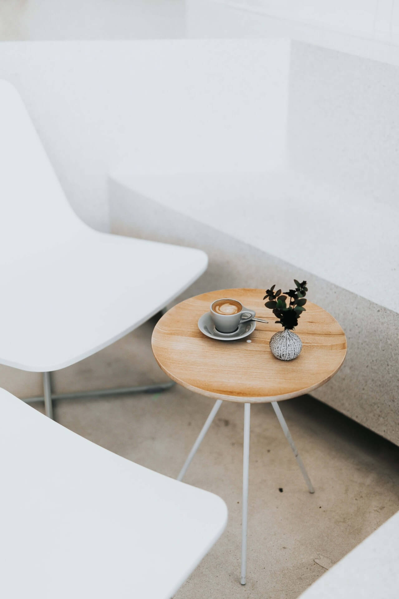 Moderný stolík v zrekonštruovanom byte - ilustračný obrázok